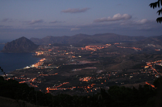 Vista su Montecofano e vallata da Erice all'imbrunire